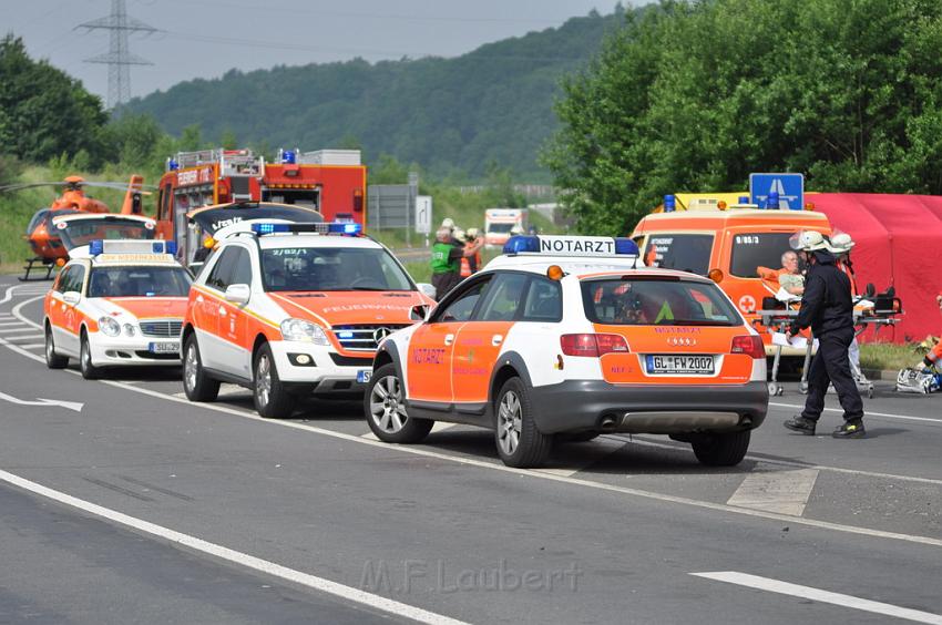 Schwerer Unfall mit Reisebus Lohmar Donrather Dreieck P152.JPG